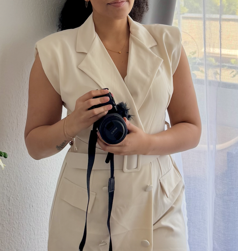Adamma mit Kamera in der Hand